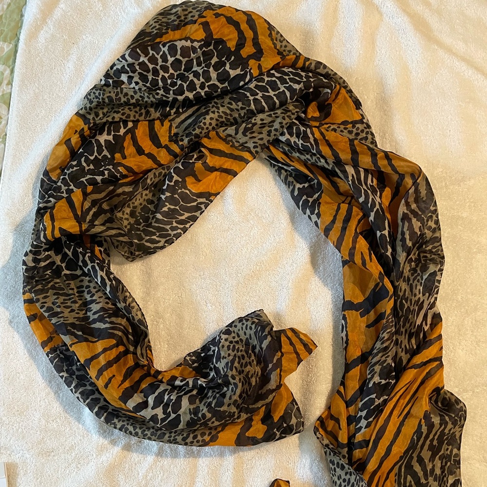 Scarf, black and orange print, 73 x 40 - Picture 2 of 4